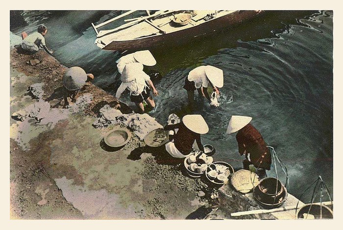 Những người phụ nữ đang rửa bát đũa ở sông